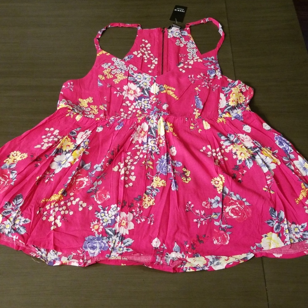 Torrid gorgeous Floral 1x tank NWT Size 1